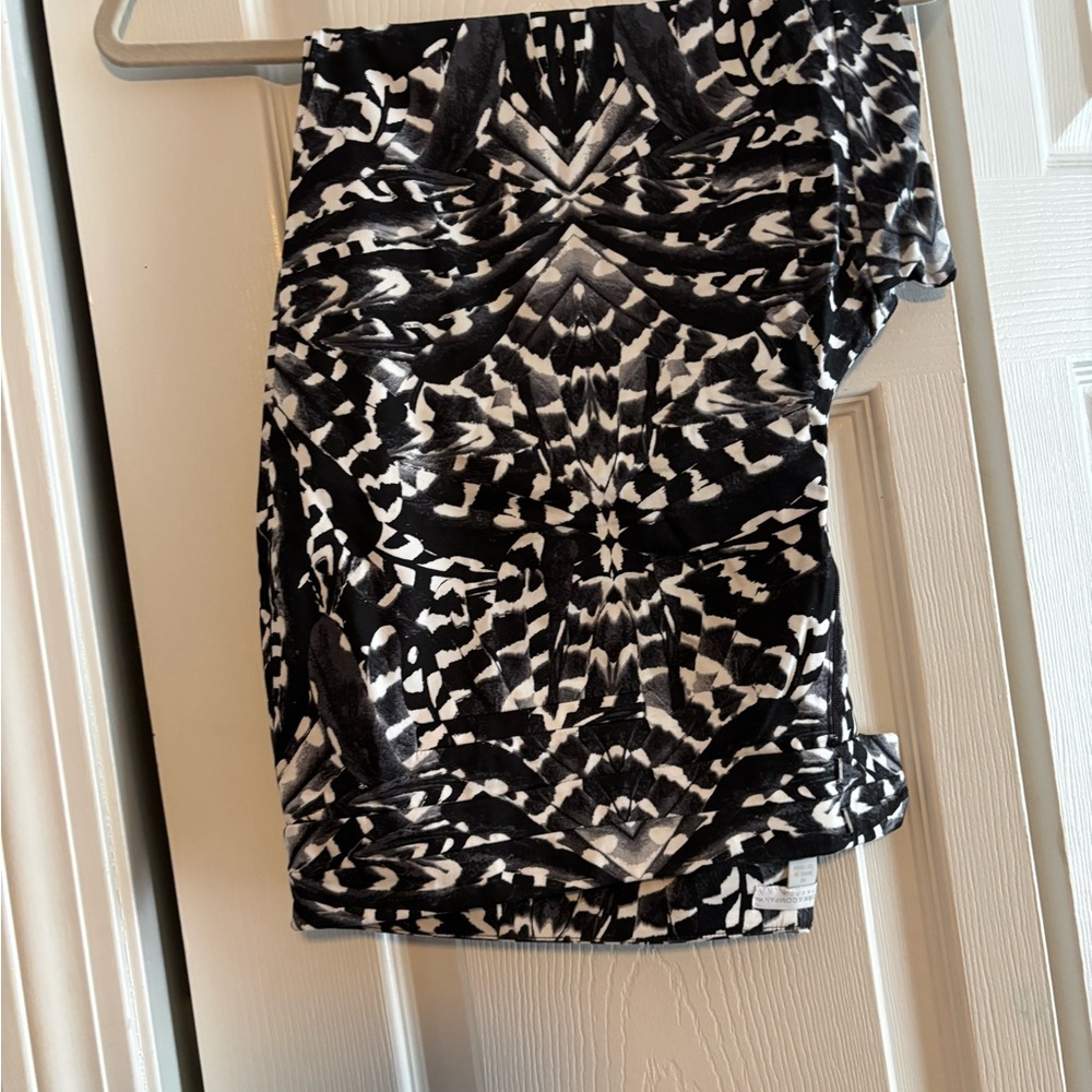 Black and White Patterned capris
